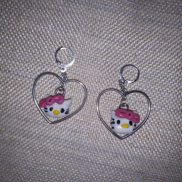 Hello kitty dangle heart earrings - Picture 2 of 2